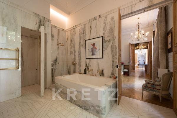 Au coeur d'un hôtel particulier, appartement traversant de 300m2