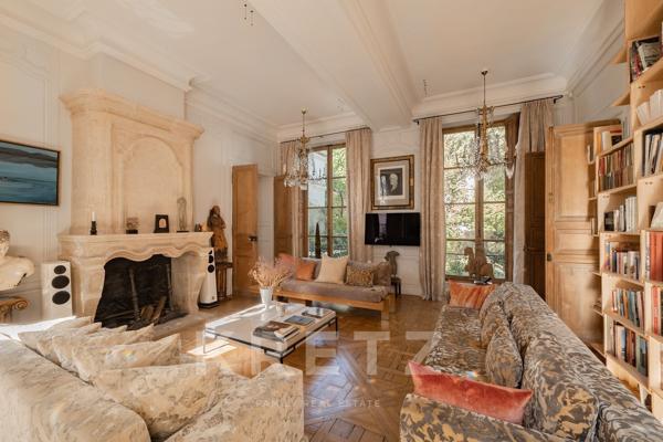 Au coeur d'un hôtel particulier, appartement traversant de 300m2