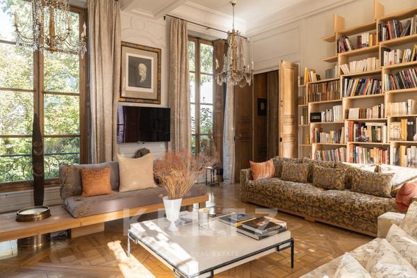 Au coeur d'un hôtel particulier, appartement traversant de 300m2