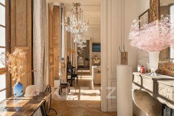 Au coeur d'un hôtel particulier, appartement traversant de 300m2
