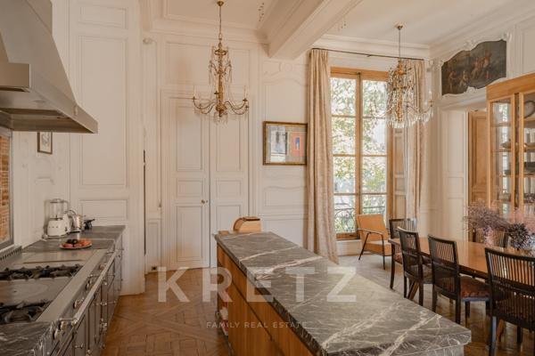 Au coeur d'un hôtel particulier, appartement traversant de 300m2