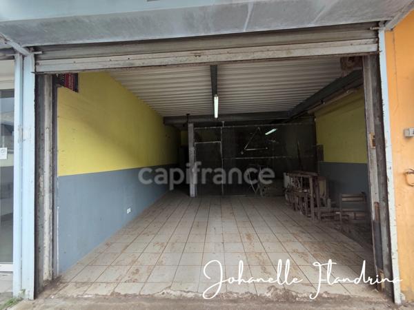 Jarry – Local professionnel sur 2 niveaux avec showroom/stockage et bureau - rue de l'industrie