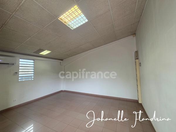 Jarry – Local professionnel sur 2 niveaux avec showroom/stockage et bureau - rue de l'industrie