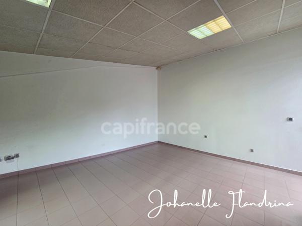 Jarry – Local professionnel sur 2 niveaux avec showroom/stockage et bureau - rue de l'industrie