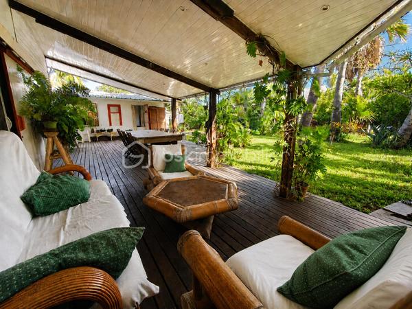Idéalement située dans le quartier très recherché de Grand Fond, à quelques minutes à pied des plages de Saint-Gilles-les-Bains, cette villa de caractère vous séduira par son charme créole, son environnement verdoyant et son fort potentiel.
Édifiée sur une magnifique parcelle arborée de 940m², la maison principale offre environ 116m² habitables. 
Dès l'entrée vous serez séduit par une belle pièce de vie d'environ 48m², réunissant salon, séjour et cuisine ouverte dans une ambiance chaleureuse. La belle hauteur sous plafond, les poutres apparentes et les nombreuses ouvertures sur le jardin et la varangue apportent une agréable sensation d'espace et une belle luminosité naturelle.

La villa principale se compose de :
- Une chambre avec salle d'eau et WC.
- Deux chambres supplémentaires.
- Une seconde salle d'eau.
- Un WC indépendant.

À l'extérieur, vous profiterez d'une superbe varangue couverte de 65m², véritable pièce de vie ouverte sur un jardin tropical paysager, offrant plusieurs espaces de détente dans un environnement calme et intimiste.
Un bungalow indépendant d'environ 20m² complète la propriété. Il comprend une chambre, un coin cuisine ainsi qu'une salle d'eau avec WC. Cet espace est idéal pour accueillir famille et amis ou développer une activité de location saisonnière.

Les atouts:
Quartier recherché de Grand Fond
Terrain arboré de 940 m²
Grande varangue de 65 m²
Bungalow indépendant
Charme créole et ambiance tropicale
Fort potentiel en résidence principale, secondaire ou investissement locatif