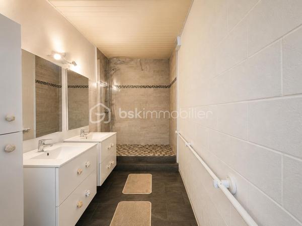 Idéalement située dans le quartier très recherché de Grand Fond, à quelques minutes à pied des plages de Saint-Gilles-les-Bains, cette villa de caractère vous séduira par son charme créole, son environnement verdoyant et son fort potentiel.
Édifiée sur une magnifique parcelle arborée de 940m², la maison principale offre environ 116m² habitables. 
Dès l'entrée vous serez séduit par une belle pièce de vie d'environ 48m², réunissant salon, séjour et cuisine ouverte dans une ambiance chaleureuse. La belle hauteur sous plafond, les poutres apparentes et les nombreuses ouvertures sur le jardin et la varangue apportent une agréable sensation d'espace et une belle luminosité naturelle.

La villa principale se compose de :
- Une chambre avec salle d'eau et WC.
- Deux chambres supplémentaires.
- Une seconde salle d'eau.
- Un WC indépendant.

À l'extérieur, vous profiterez d'une superbe varangue couverte de 65m², véritable pièce de vie ouverte sur un jardin tropical paysager, offrant plusieurs espaces de détente dans un environnement calme et intimiste.
Un bungalow indépendant d'environ 20m² complète la propriété. Il comprend une chambre, un coin cuisine ainsi qu'une salle d'eau avec WC. Cet espace est idéal pour accueillir famille et amis ou développer une activité de location saisonnière.

Les atouts:
Quartier recherché de Grand Fond
Terrain arboré de 940 m²
Grande varangue de 65 m²
Bungalow indépendant
Charme créole et ambiance tropicale
Fort potentiel en résidence principale, secondaire ou investissement locatif