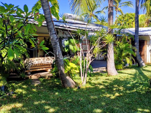 Idéalement située dans le quartier très recherché de Grand Fond, à quelques minutes à pied des plages de Saint-Gilles-les-Bains, cette villa de caractère vous séduira par son charme créole, son environnement verdoyant et son fort potentiel.
Édifiée sur une magnifique parcelle arborée de 940m², la maison principale offre environ 116m² habitables. 
Dès l'entrée vous serez séduit par une belle pièce de vie d'environ 48m², réunissant salon, séjour et cuisine ouverte dans une ambiance chaleureuse. La belle hauteur sous plafond, les poutres apparentes et les nombreuses ouvertures sur le jardin et la varangue apportent une agréable sensation d'espace et une belle luminosité naturelle.

La villa principale se compose de :
- Une chambre avec salle d'eau et WC.
- Deux chambres supplémentaires.
- Une seconde salle d'eau.
- Un WC indépendant.

À l'extérieur, vous profiterez d'une superbe varangue couverte de 65m², véritable pièce de vie ouverte sur un jardin tropical paysager, offrant plusieurs espaces de détente dans un environnement calme et intimiste.
Un bungalow indépendant d'environ 20m² complète la propriété. Il comprend une chambre, un coin cuisine ainsi qu'une salle d'eau avec WC. Cet espace est idéal pour accueillir famille et amis ou développer une activité de location saisonnière.

Les atouts:
Quartier recherché de Grand Fond
Terrain arboré de 940 m²
Grande varangue de 65 m²
Bungalow indépendant
Charme créole et ambiance tropicale
Fort potentiel en résidence principale, secondaire ou investissement locatif