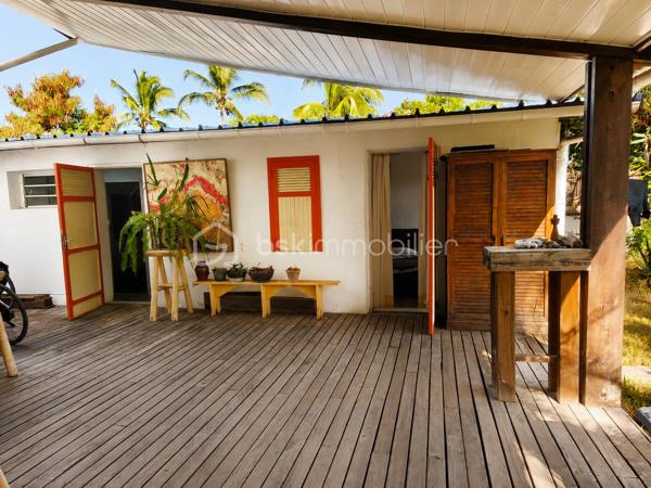 Idéalement située dans le quartier très recherché de Grand Fond, à quelques minutes à pied des plages de Saint-Gilles-les-Bains, cette villa de caractère vous séduira par son charme créole, son environnement verdoyant et son fort potentiel.
Édifiée sur une magnifique parcelle arborée de 940m², la maison principale offre environ 116m² habitables. 
Dès l'entrée vous serez séduit par une belle pièce de vie d'environ 48m², réunissant salon, séjour et cuisine ouverte dans une ambiance chaleureuse. La belle hauteur sous plafond, les poutres apparentes et les nombreuses ouvertures sur le jardin et la varangue apportent une agréable sensation d'espace et une belle luminosité naturelle.

La villa principale se compose de :
- Une chambre avec salle d'eau et WC.
- Deux chambres supplémentaires.
- Une seconde salle d'eau.
- Un WC indépendant.

À l'extérieur, vous profiterez d'une superbe varangue couverte de 65m², véritable pièce de vie ouverte sur un jardin tropical paysager, offrant plusieurs espaces de détente dans un environnement calme et intimiste.
Un bungalow indépendant d'environ 20m² complète la propriété. Il comprend une chambre, un coin cuisine ainsi qu'une salle d'eau avec WC. Cet espace est idéal pour accueillir famille et amis ou développer une activité de location saisonnière.

Les atouts:
Quartier recherché de Grand Fond
Terrain arboré de 940 m²
Grande varangue de 65 m²
Bungalow indépendant
Charme créole et ambiance tropicale
Fort potentiel en résidence principale, secondaire ou investissement locatif