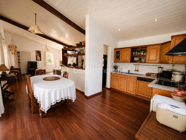 Idéalement située dans le quartier très recherché de Grand Fond, à quelques minutes à pied des plages de Saint-Gilles-les-Bains, cette villa de caractère vous séduira par son charme créole, son environnement verdoyant et son fort potentiel.
Édifiée sur une magnifique parcelle arborée de 940m², la maison principale offre environ 116m² habitables. 
Dès l'entrée vous serez séduit par une belle pièce de vie d'environ 48m², réunissant salon, séjour et cuisine ouverte dans une ambiance chaleureuse. La belle hauteur sous plafond, les poutres apparentes et les nombreuses ouvertures sur le jardin et la varangue apportent une agréable sensation d'espace et une belle luminosité naturelle.

La villa principale se compose de :
- Une chambre avec salle d'eau et WC.
- Deux chambres supplémentaires.
- Une seconde salle d'eau.
- Un WC indépendant.

À l'extérieur, vous profiterez d'une superbe varangue couverte de 65m², véritable pièce de vie ouverte sur un jardin tropical paysager, offrant plusieurs espaces de détente dans un environnement calme et intimiste.
Un bungalow indépendant d'environ 20m² complète la propriété. Il comprend une chambre, un coin cuisine ainsi qu'une salle d'eau avec WC. Cet espace est idéal pour accueillir famille et amis ou développer une activité de location saisonnière.

Les atouts:
Quartier recherché de Grand Fond
Terrain arboré de 940 m²
Grande varangue de 65 m²
Bungalow indépendant
Charme créole et ambiance tropicale
Fort potentiel en résidence principale, secondaire ou investissement locatif