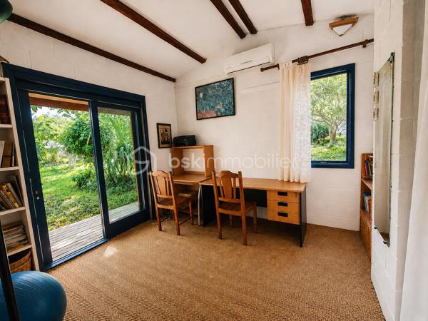 Idéalement située dans le quartier très recherché de Grand Fond, à quelques minutes à pied des plages de Saint-Gilles-les-Bains, cette villa de caractère vous séduira par son charme créole, son environnement verdoyant et son fort potentiel.
Édifiée sur une magnifique parcelle arborée de 940m², la maison principale offre environ 116m² habitables. 
Dès l'entrée vous serez séduit par une belle pièce de vie d'environ 48m², réunissant salon, séjour et cuisine ouverte dans une ambiance chaleureuse. La belle hauteur sous plafond, les poutres apparentes et les nombreuses ouvertures sur le jardin et la varangue apportent une agréable sensation d'espace et une belle luminosité naturelle.

La villa principale se compose de :
- Une chambre avec salle d'eau et WC.
- Deux chambres supplémentaires.
- Une seconde salle d'eau.
- Un WC indépendant.

À l'extérieur, vous profiterez d'une superbe varangue couverte de 65m², véritable pièce de vie ouverte sur un jardin tropical paysager, offrant plusieurs espaces de détente dans un environnement calme et intimiste.
Un bungalow indépendant d'environ 20m² complète la propriété. Il comprend une chambre, un coin cuisine ainsi qu'une salle d'eau avec WC. Cet espace est idéal pour accueillir famille et amis ou développer une activité de location saisonnière.

Les atouts:
Quartier recherché de Grand Fond
Terrain arboré de 940 m²
Grande varangue de 65 m²
Bungalow indépendant
Charme créole et ambiance tropicale
Fort potentiel en résidence principale, secondaire ou investissement locatif