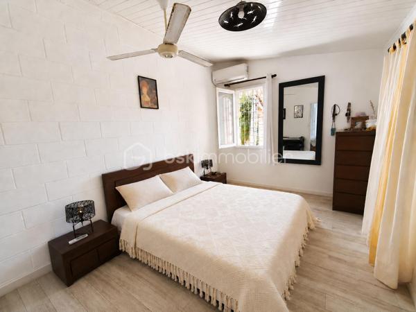 Idéalement située dans le quartier très recherché de Grand Fond, à quelques minutes à pied des plages de Saint-Gilles-les-Bains, cette villa de caractère vous séduira par son charme créole, son environnement verdoyant et son fort potentiel.
Édifiée sur une magnifique parcelle arborée de 940m², la maison principale offre environ 116m² habitables. 
Dès l'entrée vous serez séduit par une belle pièce de vie d'environ 48m², réunissant salon, séjour et cuisine ouverte dans une ambiance chaleureuse. La belle hauteur sous plafond, les poutres apparentes et les nombreuses ouvertures sur le jardin et la varangue apportent une agréable sensation d'espace et une belle luminosité naturelle.

La villa principale se compose de :
- Une chambre avec salle d'eau et WC.
- Deux chambres supplémentaires.
- Une seconde salle d'eau.
- Un WC indépendant.

À l'extérieur, vous profiterez d'une superbe varangue couverte de 65m², véritable pièce de vie ouverte sur un jardin tropical paysager, offrant plusieurs espaces de détente dans un environnement calme et intimiste.
Un bungalow indépendant d'environ 20m² complète la propriété. Il comprend une chambre, un coin cuisine ainsi qu'une salle d'eau avec WC. Cet espace est idéal pour accueillir famille et amis ou développer une activité de location saisonnière.

Les atouts:
Quartier recherché de Grand Fond
Terrain arboré de 940 m²
Grande varangue de 65 m²
Bungalow indépendant
Charme créole et ambiance tropicale
Fort potentiel en résidence principale, secondaire ou investissement locatif