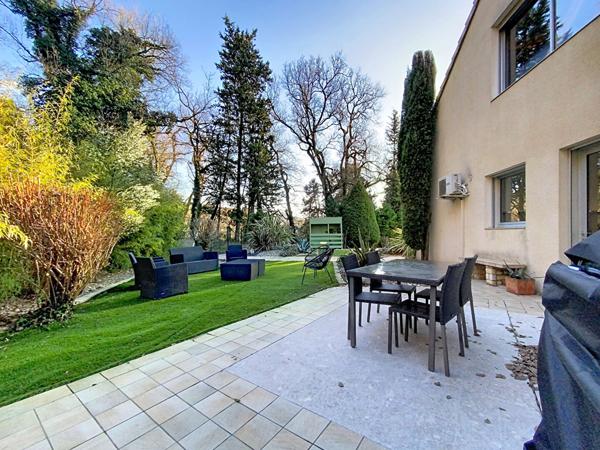 Villa d'architecte 169m², 4 chbs + bureau, terrain 1549m², sous-sol