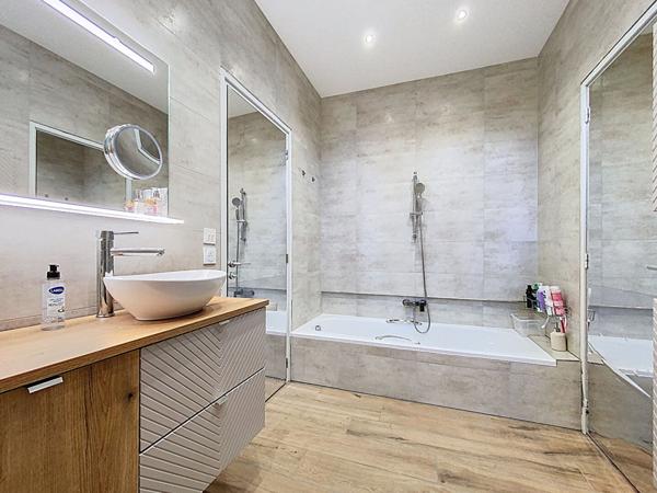 Villa d'architecte 169m², 4 chbs + bureau, terrain 1549m², sous-sol