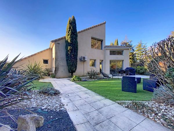 Villa d'architecte 169m², 4 chbs + bureau, terrain 1549m², sous-sol