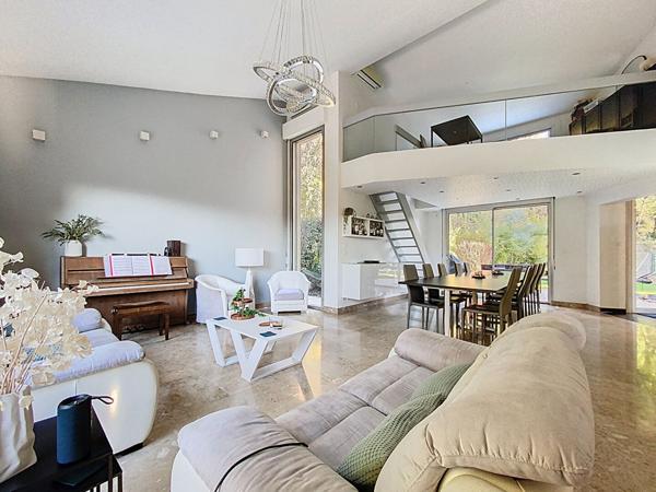 Villa d'architecte 169m², 4 chbs + bureau, terrain 1549m², sous-sol