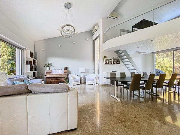 Villa d'architecte 169m², 4 chbs + bureau, terrain 1549m², sous-sol