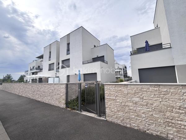 Découvrez ce beau T2 de 42,8 m², situé en rez-de-jardin avec entrée indépendante, au sein d'une petite copropriété de seulement 4 lots.

Dès l'entrée, laissez-vous séduire par une agréable pièce de vie de plus de 25 m², baignée de lumière grâce à son exposition plein Sud. Sa cuisine aménagée et équipée s'ouvre sur une belle terrasse de 22 m², prolongée par un jardinet privatif d'environ 25 m², à aménager selon vos envies.

L'appartement dispose également d'une chambre confortable avec sa salle d'eau attenante, ainsi que de WC séparés.

Pour votre confort, une place de parking en sous-sol est incluse avec le bien. La résidence, construite en 2021, est sécurisée par badge d'accès et vidéosurveillance, et bénéficie encore de la garantie décennale du promoteur.

Idéalement situé au pied du tramway Montconseil, ce bien offre un cadre de vie pratique et agréable, avec un accès rapide aux commerces, services et au centre-ville.

Les charges de copropriété comprennent notamment l'eau froide, l'entretien annuel de la chaudière ainsi que l'entretien des parties communes.

Côté confort, le logement est équipé d'une chaudière gaz à condensation, assurant la production du chauffage et de l'eau chaude.