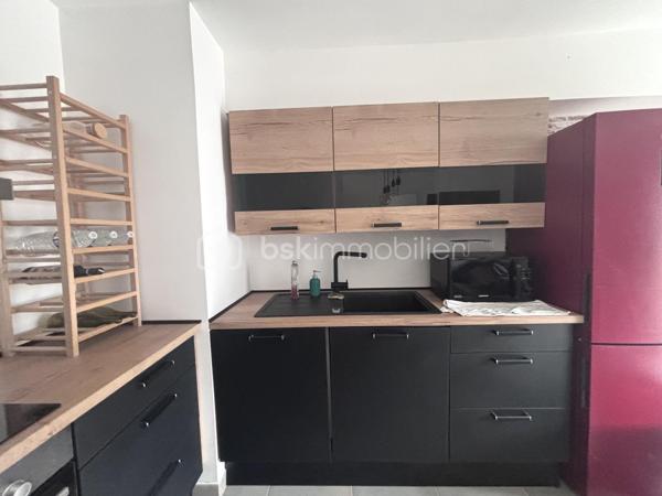 Découvrez ce beau T2 de 42,8 m², situé en rez-de-jardin avec entrée indépendante, au sein d'une petite copropriété de seulement 4 lots.

Dès l'entrée, laissez-vous séduire par une agréable pièce de vie de plus de 25 m², baignée de lumière grâce à son exposition plein Sud. Sa cuisine aménagée et équipée s'ouvre sur une belle terrasse de 22 m², prolongée par un jardinet privatif d'environ 25 m², à aménager selon vos envies.

L'appartement dispose également d'une chambre confortable avec sa salle d'eau attenante, ainsi que de WC séparés.

Pour votre confort, une place de parking en sous-sol est incluse avec le bien. La résidence, construite en 2021, est sécurisée par badge d'accès et vidéosurveillance, et bénéficie encore de la garantie décennale du promoteur.

Idéalement situé au pied du tramway Montconseil, ce bien offre un cadre de vie pratique et agréable, avec un accès rapide aux commerces, services et au centre-ville.

Les charges de copropriété comprennent notamment l'eau froide, l'entretien annuel de la chaudière ainsi que l'entretien des parties communes.

Côté confort, le logement est équipé d'une chaudière gaz à condensation, assurant la production du chauffage et de l'eau chaude.