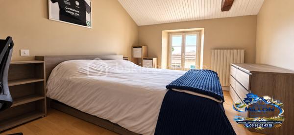 Et si votre prochaine maison était celle où l’on prend enfin le temps de vivre ? 🌿
À Pugny (79320), à seulement 5 minutes de Moncoutant-sur-Sèvre, se cache cette longère d’environ 190 m², implantée sur un terrain clos d’environ 1 850 m².

Dès que l’on entre, le charme opère.

On découvre une grande pièce de vie, chaleureuse et lumineuse, où la cheminée, les poutres apparentes et les beaux volumes donnent immédiatement envie de s’installer. Au-dessus, une mezzanine d’environ 14 m² prolonge l’espace et offre ce petit coin supplémentaire que chacun pourra s'approprier : lecture, bureau, détente…

La visite se poursuit vers une grande cuisine aménagée et équipée, pensée comme une véritable pièce à vivre, avec suffisamment d’espace pour cuisiner, partager et recevoir.

Juste à côté, une pièce supplémentaire avec accès direct à la terrasse ouvre encore le champ des possibles : salle de jeux, bureau, espace détente ou chambre d’appoint… À chacun d’imaginer son usage.

Et lorsque les beaux jours arrivent, il suffit d'ouvrir pour passer directement dehors. ☀️

La terrasse exposée plein sud devient alors le prolongement naturel de la maison : repas en famille, soirées entre amis ou simplement quelques instants au calme.

Plus loin, le regard se porte vers le jardin arboré situé en fond de parcelle. Un bel espace de verdure où les enfants peuvent jouer, où l’on peut jardiner, installer des jeux ou tout simplement profiter de la campagne. 🌳

Côté nuit, la maison offre 4 chambres dont une au rez-de-chaussée, ainsi qu’une salle d’eau, une salle de bain et une buanderie, permettant d'accueillir confortablement toute la famille.

Et cette propriété réserve encore de beaux volumes avec ses dépendances, son préau et son grand hangar d'environ 200 m², accessibles à l’arrière de la maison. De quoi répondre à de nombreux besoins de stockage, de bricolage ou à différents projets.

Pour le confort au quotidien, la maison bénéficie d’un chauffage au sol alimenté par une pompe à chaleur.

✨ Une maison où l’on retrouve le charme de l’ancien, de beaux volumes, de grands espaces extérieurs et surtout cette sensation agréable d’être à la campagne tout en restant à seulement quelques minutes de Moncoutant-sur-Sèvre.

190 m² habitables • 8 pièces dont mezzanine de 14 m² • 4 chambres • Terrain d'environ 1 850 m² • Hangar d'environ 200 m² • Terrasse plein sud

💰 Prix HAI : 200 000 €

Honoraires à la charge du vendeur

📞 Renseignements & visites

Florian MILLON – BSK Immobilier
📱 06 98 63 43 18
📧 f.millon@bskimmobilier.com

🤝 Vous connaissez quelqu’un susceptible d’être intéressé par cette maison ?
Devenez apporteur d’affaires et bénéficiez de 10 % de mes honoraires HT.*