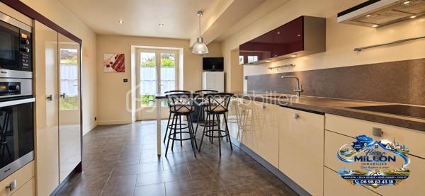Et si votre prochaine maison était celle où l’on prend enfin le temps de vivre ? 🌿
À Pugny (79320), à seulement 5 minutes de Moncoutant-sur-Sèvre, se cache cette longère d’environ 190 m², implantée sur un terrain clos d’environ 1 850 m².

Dès que l’on entre, le charme opère.

On découvre une grande pièce de vie, chaleureuse et lumineuse, où la cheminée, les poutres apparentes et les beaux volumes donnent immédiatement envie de s’installer. Au-dessus, une mezzanine d’environ 14 m² prolonge l’espace et offre ce petit coin supplémentaire que chacun pourra s'approprier : lecture, bureau, détente…

La visite se poursuit vers une grande cuisine aménagée et équipée, pensée comme une véritable pièce à vivre, avec suffisamment d’espace pour cuisiner, partager et recevoir.

Juste à côté, une pièce supplémentaire avec accès direct à la terrasse ouvre encore le champ des possibles : salle de jeux, bureau, espace détente ou chambre d’appoint… À chacun d’imaginer son usage.

Et lorsque les beaux jours arrivent, il suffit d'ouvrir pour passer directement dehors. ☀️

La terrasse exposée plein sud devient alors le prolongement naturel de la maison : repas en famille, soirées entre amis ou simplement quelques instants au calme.

Plus loin, le regard se porte vers le jardin arboré situé en fond de parcelle. Un bel espace de verdure où les enfants peuvent jouer, où l’on peut jardiner, installer des jeux ou tout simplement profiter de la campagne. 🌳

Côté nuit, la maison offre 4 chambres dont une au rez-de-chaussée, ainsi qu’une salle d’eau, une salle de bain et une buanderie, permettant d'accueillir confortablement toute la famille.

Et cette propriété réserve encore de beaux volumes avec ses dépendances, son préau et son grand hangar d'environ 200 m², accessibles à l’arrière de la maison. De quoi répondre à de nombreux besoins de stockage, de bricolage ou à différents projets.

Pour le confort au quotidien, la maison bénéficie d’un chauffage au sol alimenté par une pompe à chaleur.

✨ Une maison où l’on retrouve le charme de l’ancien, de beaux volumes, de grands espaces extérieurs et surtout cette sensation agréable d’être à la campagne tout en restant à seulement quelques minutes de Moncoutant-sur-Sèvre.

190 m² habitables • 8 pièces dont mezzanine de 14 m² • 4 chambres • Terrain d'environ 1 850 m² • Hangar d'environ 200 m² • Terrasse plein sud

💰 Prix HAI : 200 000 €

Honoraires à la charge du vendeur

📞 Renseignements & visites

Florian MILLON – BSK Immobilier
📱 06 98 63 43 18
📧 f.millon@bskimmobilier.com

🤝 Vous connaissez quelqu’un susceptible d’être intéressé par cette maison ?
Devenez apporteur d’affaires et bénéficiez de 10 % de mes honoraires HT.*