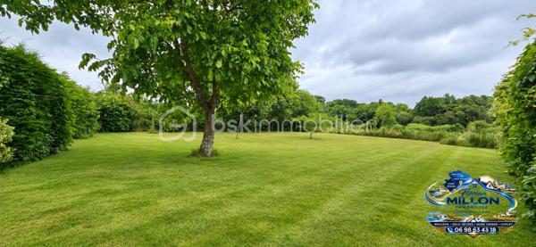 Et si votre prochaine maison était celle où l’on prend enfin le temps de vivre ? 🌿
À Pugny (79320), à seulement 5 minutes de Moncoutant-sur-Sèvre, se cache cette longère d’environ 190 m², implantée sur un terrain clos d’environ 1 850 m².

Dès que l’on entre, le charme opère.

On découvre une grande pièce de vie, chaleureuse et lumineuse, où la cheminée, les poutres apparentes et les beaux volumes donnent immédiatement envie de s’installer. Au-dessus, une mezzanine d’environ 14 m² prolonge l’espace et offre ce petit coin supplémentaire que chacun pourra s'approprier : lecture, bureau, détente…

La visite se poursuit vers une grande cuisine aménagée et équipée, pensée comme une véritable pièce à vivre, avec suffisamment d’espace pour cuisiner, partager et recevoir.

Juste à côté, une pièce supplémentaire avec accès direct à la terrasse ouvre encore le champ des possibles : salle de jeux, bureau, espace détente ou chambre d’appoint… À chacun d’imaginer son usage.

Et lorsque les beaux jours arrivent, il suffit d'ouvrir pour passer directement dehors. ☀️

La terrasse exposée plein sud devient alors le prolongement naturel de la maison : repas en famille, soirées entre amis ou simplement quelques instants au calme.

Plus loin, le regard se porte vers le jardin arboré situé en fond de parcelle. Un bel espace de verdure où les enfants peuvent jouer, où l’on peut jardiner, installer des jeux ou tout simplement profiter de la campagne. 🌳

Côté nuit, la maison offre 4 chambres dont une au rez-de-chaussée, ainsi qu’une salle d’eau, une salle de bain et une buanderie, permettant d'accueillir confortablement toute la famille.

Et cette propriété réserve encore de beaux volumes avec ses dépendances, son préau et son grand hangar d'environ 200 m², accessibles à l’arrière de la maison. De quoi répondre à de nombreux besoins de stockage, de bricolage ou à différents projets.

Pour le confort au quotidien, la maison bénéficie d’un chauffage au sol alimenté par une pompe à chaleur.

✨ Une maison où l’on retrouve le charme de l’ancien, de beaux volumes, de grands espaces extérieurs et surtout cette sensation agréable d’être à la campagne tout en restant à seulement quelques minutes de Moncoutant-sur-Sèvre.

190 m² habitables • 8 pièces dont mezzanine de 14 m² • 4 chambres • Terrain d'environ 1 850 m² • Hangar d'environ 200 m² • Terrasse plein sud

💰 Prix HAI : 200 000 €

Honoraires à la charge du vendeur

📞 Renseignements & visites

Florian MILLON – BSK Immobilier
📱 06 98 63 43 18
📧 f.millon@bskimmobilier.com

🤝 Vous connaissez quelqu’un susceptible d’être intéressé par cette maison ?
Devenez apporteur d’affaires et bénéficiez de 10 % de mes honoraires HT.*