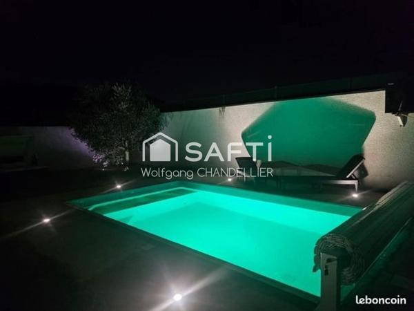 Maison de plain pied récente avec piscine.