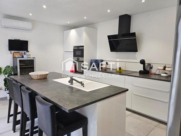 Maison de plain pied récente avec piscine.