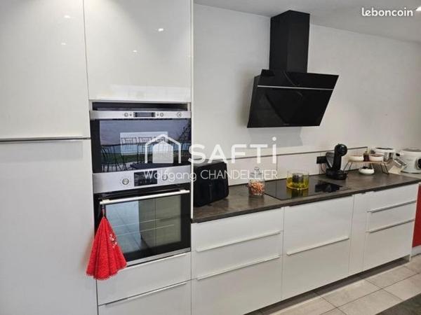 Maison de plain pied récente avec piscine.