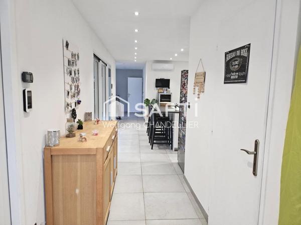 Maison de plain pied récente avec piscine.