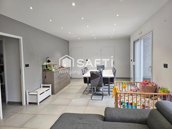 Maison de plain pied récente avec piscine.