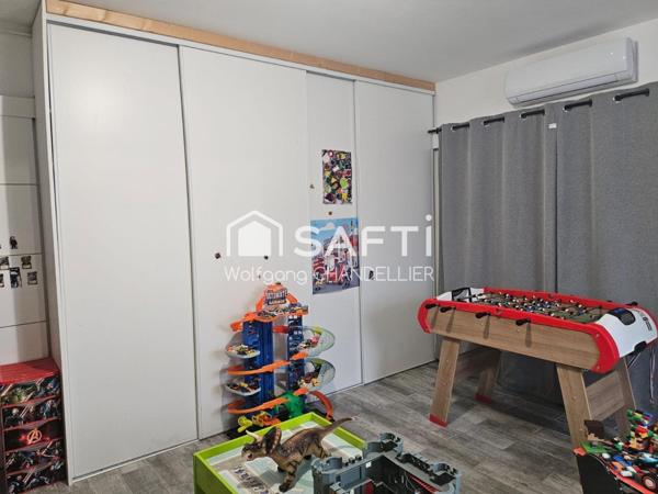 Maison de plain pied récente avec piscine.