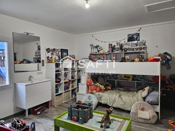 Maison de plain pied récente avec piscine.