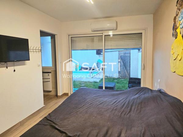 Maison de plain pied récente avec piscine.