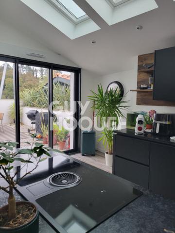 COUP DE COEUR - A ne pas manquer : jolie maison contemporaine face au Lac de ST PEE SUR NIVELLE.