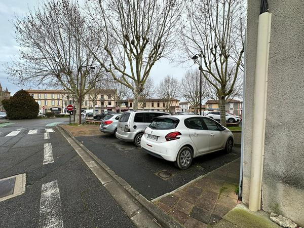 Immeuble en plein coeur de ville de St-Sulpice la Pointe