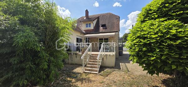 Vous rêvez d’une maison qui allie le charme d’antan à la modernité ? Cette magnifique maison sénonaise est faite pour vous ! Avec ses parquets en chêne et ses poutres apparentes, elle respire l’authenticité tout en offrant des équipements contemporains.

Détails de la propriété :
Rez-de-chaussée : Vous serez accueilli par une entrée spacieuse. La salle à manger, baignée de lumière, ouvre sur une grande terrasse où vous pourrez admirer la vue sur un jardin clos et arboré. La cuisine, entièrement aménagée et équipée, est idéale pour préparer de délicieux repas. Vous trouverez également un double salon chaleureux, une belle chambre spacieuse, une salle d’eau, un WC séparé et un petit bureau.

Premier étage : Le palier dessert trois belles chambres, une salle de bains avec WC, et un dressing, surplombé d’une charmante mezzanine.

Sous-sol : Un sous-sol total compartimenté vous offre de nombreuses possibilités de rangement.
À l’extérieur : Profitez d’un grand jardin verdoyant, d’un potager bien entretenu avec un abri de jardin, et d’un carport pour votre véhicule. Le tout est clos et sécurisé, garantissant votre tranquillité.

N’attendez plus pour visiter cette maison pleine de potentiel et de charme ! Contactez-moi dès maintenant pour obtenir plus d’informations et planifier votre visite. Cette maison pourrait bien être votre coup de cœur !