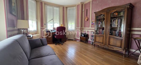 Vous rêvez d’une maison qui allie le charme d’antan à la modernité ? Cette magnifique maison sénonaise est faite pour vous ! Avec ses parquets en chêne et ses poutres apparentes, elle respire l’authenticité tout en offrant des équipements contemporains.

Détails de la propriété :
Rez-de-chaussée : Vous serez accueilli par une entrée spacieuse. La salle à manger, baignée de lumière, ouvre sur une grande terrasse où vous pourrez admirer la vue sur un jardin clos et arboré. La cuisine, entièrement aménagée et équipée, est idéale pour préparer de délicieux repas. Vous trouverez également un double salon chaleureux, une belle chambre spacieuse, une salle d’eau, un WC séparé et un petit bureau.

Premier étage : Le palier dessert trois belles chambres, une salle de bains avec WC, et un dressing, surplombé d’une charmante mezzanine.

Sous-sol : Un sous-sol total compartimenté vous offre de nombreuses possibilités de rangement.
À l’extérieur : Profitez d’un grand jardin verdoyant, d’un potager bien entretenu avec un abri de jardin, et d’un carport pour votre véhicule. Le tout est clos et sécurisé, garantissant votre tranquillité.

N’attendez plus pour visiter cette maison pleine de potentiel et de charme ! Contactez-moi dès maintenant pour obtenir plus d’informations et planifier votre visite. Cette maison pourrait bien être votre coup de cœur !