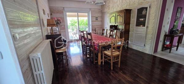 Vous rêvez d’une maison qui allie le charme d’antan à la modernité ? Cette magnifique maison sénonaise est faite pour vous ! Avec ses parquets en chêne et ses poutres apparentes, elle respire l’authenticité tout en offrant des équipements contemporains.

Détails de la propriété :
Rez-de-chaussée : Vous serez accueilli par une entrée spacieuse. La salle à manger, baignée de lumière, ouvre sur une grande terrasse où vous pourrez admirer la vue sur un jardin clos et arboré. La cuisine, entièrement aménagée et équipée, est idéale pour préparer de délicieux repas. Vous trouverez également un double salon chaleureux, une belle chambre spacieuse, une salle d’eau, un WC séparé et un petit bureau.

Premier étage : Le palier dessert trois belles chambres, une salle de bains avec WC, et un dressing, surplombé d’une charmante mezzanine.

Sous-sol : Un sous-sol total compartimenté vous offre de nombreuses possibilités de rangement.
À l’extérieur : Profitez d’un grand jardin verdoyant, d’un potager bien entretenu avec un abri de jardin, et d’un carport pour votre véhicule. Le tout est clos et sécurisé, garantissant votre tranquillité.

N’attendez plus pour visiter cette maison pleine de potentiel et de charme ! Contactez-moi dès maintenant pour obtenir plus d’informations et planifier votre visite. Cette maison pourrait bien être votre coup de cœur !