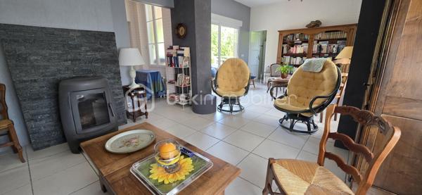 Vous rêvez d’une maison qui allie le charme d’antan à la modernité ? Cette magnifique maison sénonaise est faite pour vous ! Avec ses parquets en chêne et ses poutres apparentes, elle respire l’authenticité tout en offrant des équipements contemporains.

Détails de la propriété :
Rez-de-chaussée : Vous serez accueilli par une entrée spacieuse. La salle à manger, baignée de lumière, ouvre sur une grande terrasse où vous pourrez admirer la vue sur un jardin clos et arboré. La cuisine, entièrement aménagée et équipée, est idéale pour préparer de délicieux repas. Vous trouverez également un double salon chaleureux, une belle chambre spacieuse, une salle d’eau, un WC séparé et un petit bureau.

Premier étage : Le palier dessert trois belles chambres, une salle de bains avec WC, et un dressing, surplombé d’une charmante mezzanine.

Sous-sol : Un sous-sol total compartimenté vous offre de nombreuses possibilités de rangement.
À l’extérieur : Profitez d’un grand jardin verdoyant, d’un potager bien entretenu avec un abri de jardin, et d’un carport pour votre véhicule. Le tout est clos et sécurisé, garantissant votre tranquillité.

N’attendez plus pour visiter cette maison pleine de potentiel et de charme ! Contactez-moi dès maintenant pour obtenir plus d’informations et planifier votre visite. Cette maison pourrait bien être votre coup de cœur !