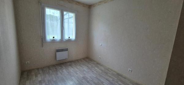 Maison de plain pied proche clinique avec 3 chambres, garage et abri-terrasse.