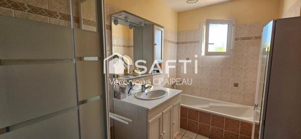 Maison de plain pied proche clinique avec 3 chambres, garage et abri-terrasse.