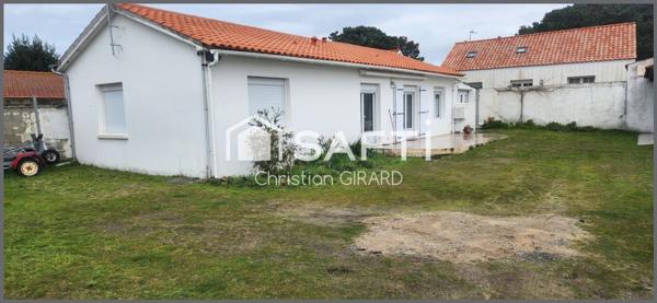A l'Epine, je vous invite à visiter cette maison de 85 m2 environ, dans une propriété de 551m2 à deux cents mètres de la plage.