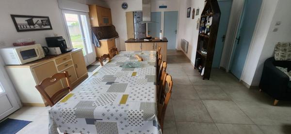 A l'Epine, je vous invite à visiter cette maison de 85 m2 environ, dans une propriété de 551m2 à deux cents mètres de la plage.