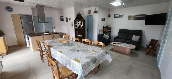 A l'Epine, je vous invite à visiter cette maison de 85 m2 environ, dans une propriété de 551m2 à deux cents mètres de la plage.