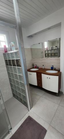A l'Epine, je vous invite à visiter cette maison de 85 m2 environ, dans une propriété de 551m2 à deux cents mètres de la plage.
