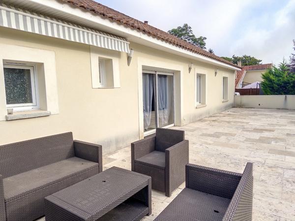 Maison contemporaine récente de type 5 d'environ 150 M2 habitables, jardin de 1200 M2.