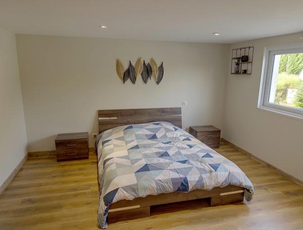 Maison contemporaine récente de type 5 d'environ 150 M2 habitables, jardin de 1200 M2.