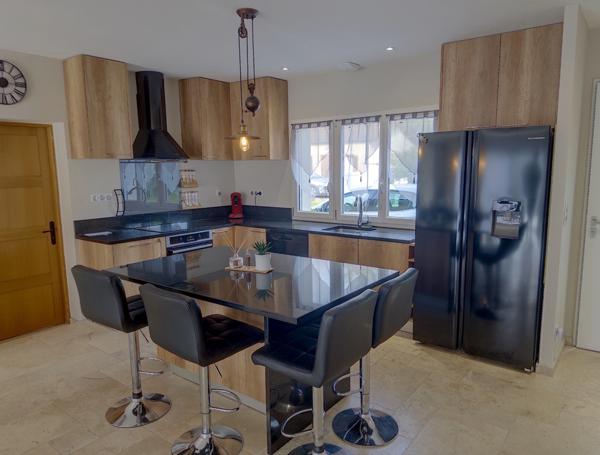 Maison contemporaine récente de type 5 d'environ 150 M2 habitables, jardin de 1200 M2.