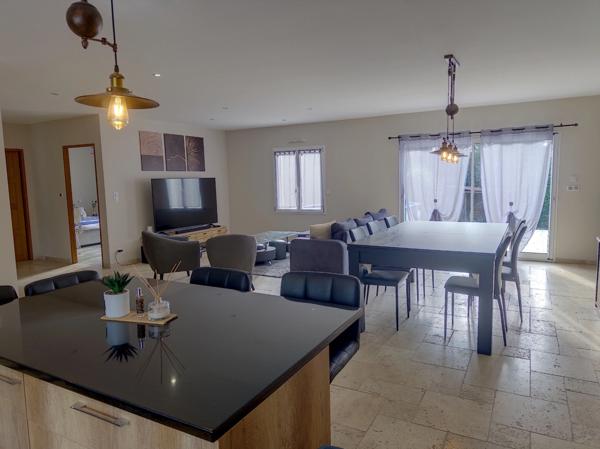 Maison contemporaine récente de type 5 d'environ 150 M2 habitables, jardin de 1200 M2.