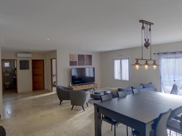 Maison contemporaine récente de type 5 d'environ 150 M2 habitables, jardin de 1200 M2.